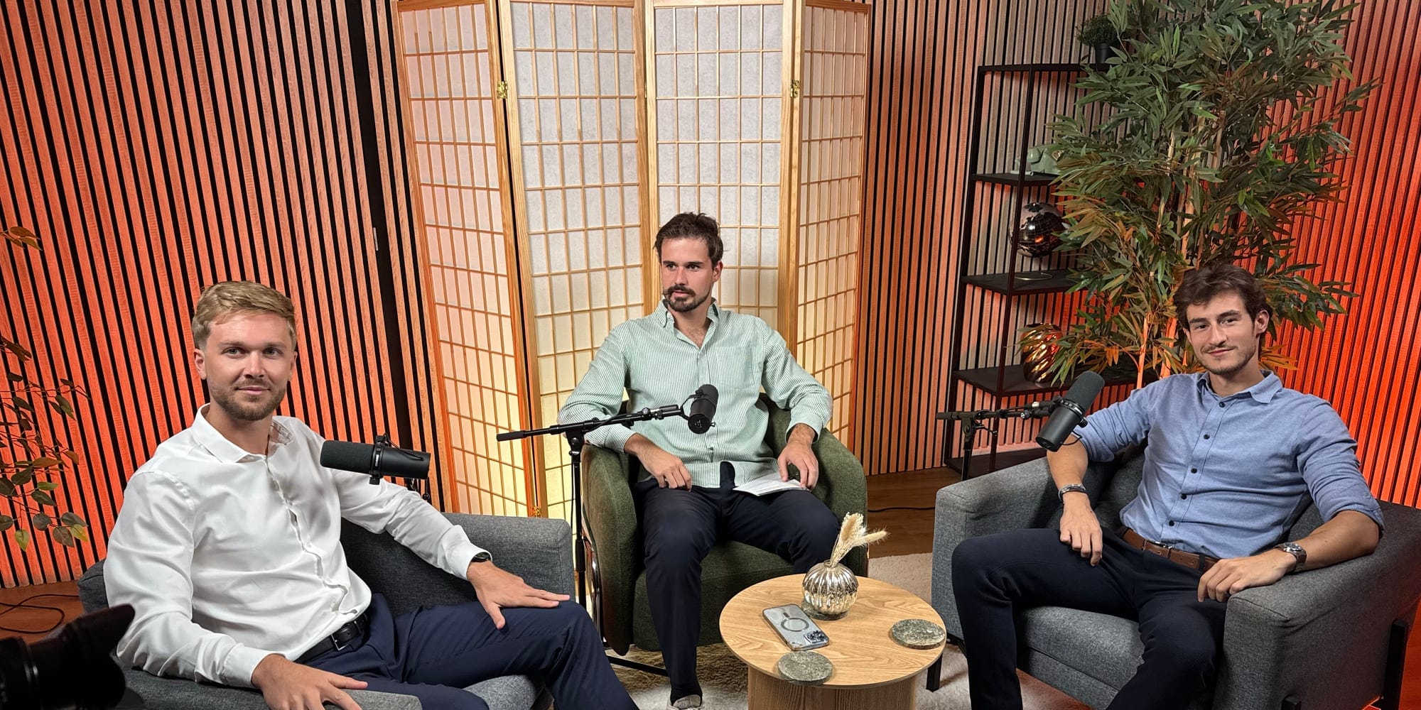 Romain Tache, Brieuc Favennec et Hugo Piovesan assis sur le plateau de SHIFT, micros tendus, pendant le tournage du premier épisode